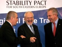 EU Special Envoy Erhard Busek (center) speaks with Romanian Prime Minister Calin Popescu Tariceanu (left) and Croatian Premier Ivo Sanader (right) at a summit in Bucharest in April (epa)
