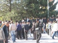 Demonstrators gathering in bishkek on November 2 (RFE/RL)