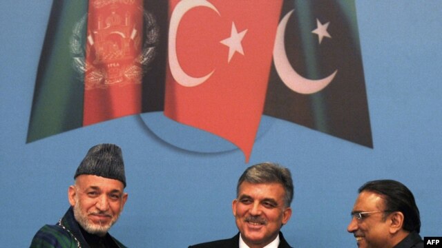 Turkish President Abdullah Gul (centre) with his Pakistani and Afghan counterparts Asif Ali Zardari (right) and Hamid Karzai (left) in Istanbul