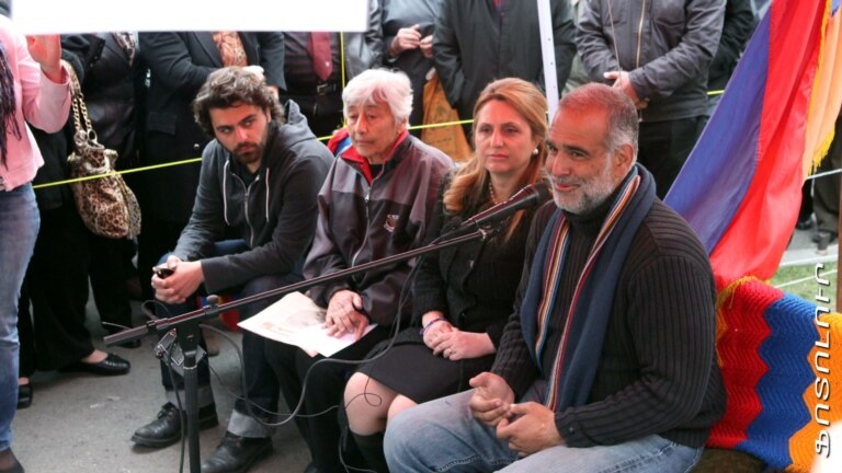 Րաֆֆի Հովհաննիսյանը Ազատության հրապարակում՝ մոր, տիկնոջ եւ որդու հետ, մարտ, 2013թ.