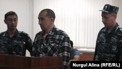 "Сирияда террористік топ құрамында болғаны" үшін сотталған Марат Өмірзақов (ортада) сотта отыр. Петропавл, 18 шілде 2016 жыл.