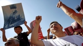 Pro-sekularni demonstranti na jednom od protesta u Istanbulu