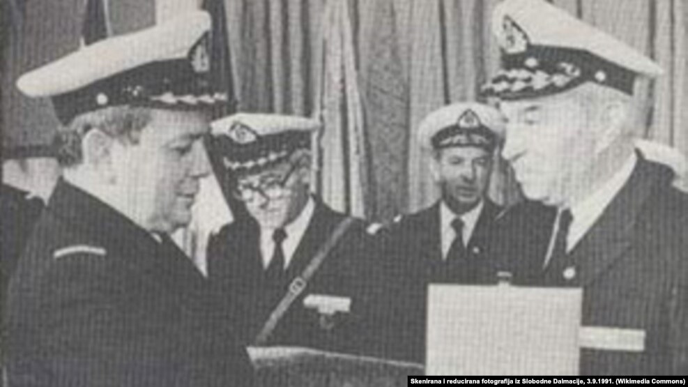 Sol jaqta twrğan adam - kontr-admiral Vladimir Varoviç. 1989 jıl.