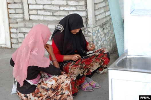 Kyrgyz schoolgirls are apparently being forced to stop wearing the hijab, even though there is no legislation banning the garment from places of education.