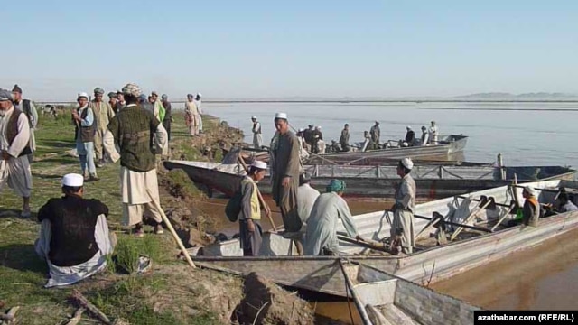 Этнические туркмены Афганистана на переправе на реке Амударья в провинции Джаузджан. Иллюстративное фото. 