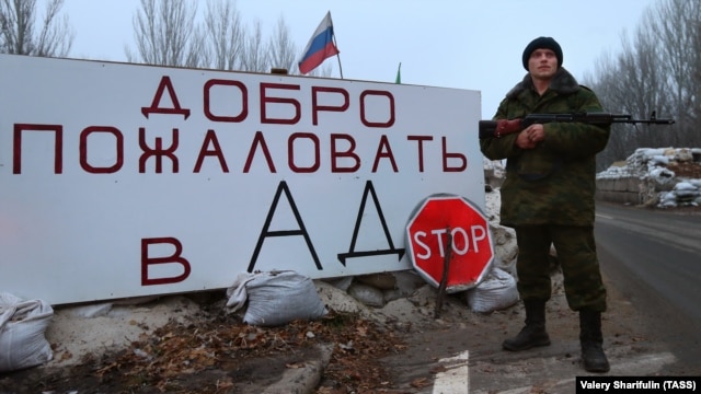 Блок-пост пророссийских сепаратистов на линии соприкосновения сторон в Донецкой области. Декабрь 2014 года