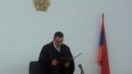 Դատավոր Դավիթ Բաբայանը հրապարակում է դառավճիռը: