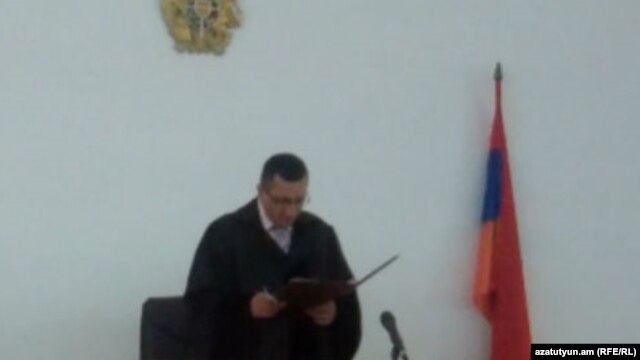 Դատավոր Դավիթ Բաբայանը հրապարակում է դառավճիռը: