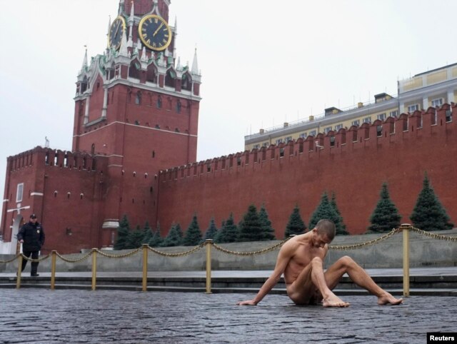 Peterburqlu rəssam bu hərəkətini Daxili İşlər Orqanları Gününə həsr edib. O deyib ki, onun bu hərəkəti "müasir rus cəmiyyətinin apatiyasını, siyasi indifferentliyini və fatalizmini" əks etdirir.