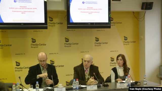 Nemanja Nenadić, Vladimir Goati i Bojana na predstavljanju izveštaja Transparency internationala, 5. decembar 2012.