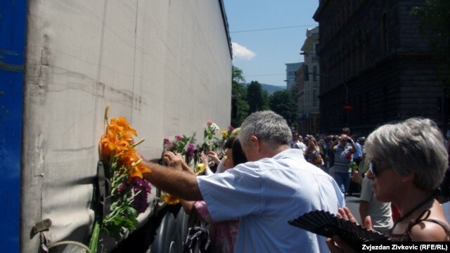 Kamion sa posmrtnim ostacima žrtava iz Srebrenice