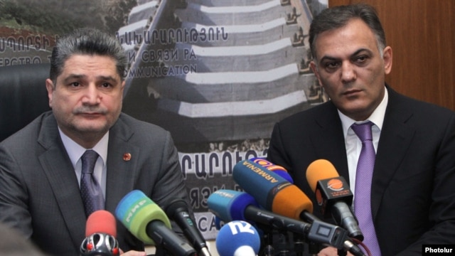 Վարչապետը տրանսպորտի նախարարության աշխատակազմին է ներկայացնում Գագիկ Բեգլարյանին, 18 հունիսի, 2012
