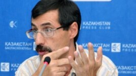 Евгений Жовтис, адам құқы жөніндегі Қазақстан бюросының директоры. Алматы, 25 тамыз 2009 жыл.