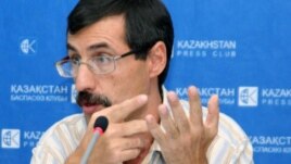 Евгений Жовтис, адам құқықтары жөніндегі Қазақстан бюросының директоры. Алматы, 25 тамыз 2009 жыл.