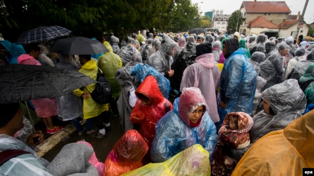 Izbjeglice čekaju na registraciju u Preševu