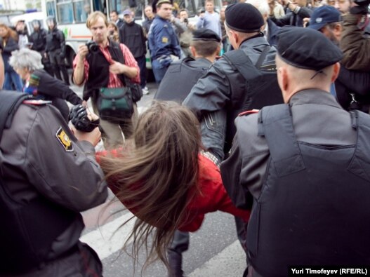 Задержание участницы акции 'Стратегии -31' на Триумфальной площади в Москве