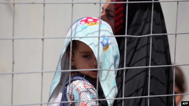 Displaced Sunni Iraqis, who fled the violence in the Iraqi city of Ramadi, arrive at the outskirts of Baghdad, on April 19.