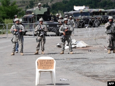 Vojnici Kfora na prelazu Jarinje, 29. juli 2011