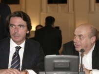Aznar (left) with co-host Natan Sharansky in Prague (RFE/RL)