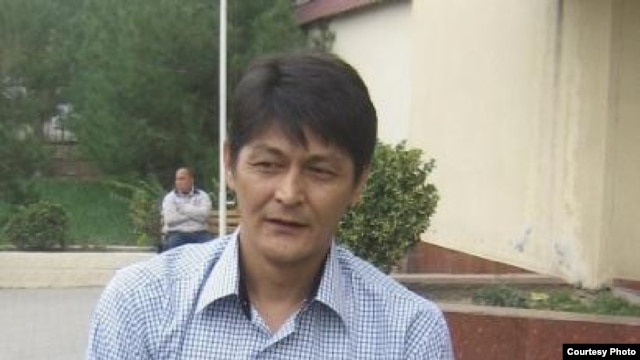 Абдумалик Бобоев ўзига чиқиш визаси берилмаётганини касбий фаолияти билан боғламоқда.