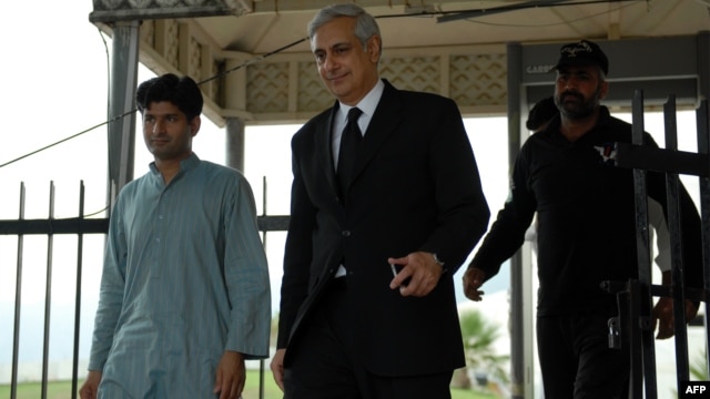 Pakistani Attorney General Irfan Qadir (center) leaves the Supreme Court building in Islamabad. (file photo)