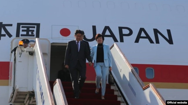 Премьер-министр Японии Синдзо Абэ с супругой выходят из самолета по прибытии в Душанбе. 24 октября 2015 года.