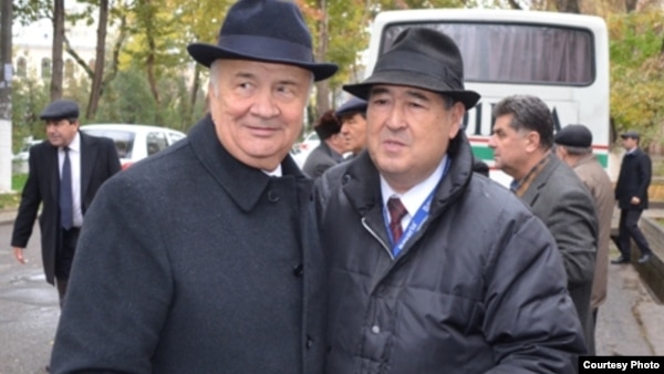 Глава администрации президента Узбекистана Зелимхан Хайдаров (слева) и узбекский журналист Шароф Убайдуллаев.