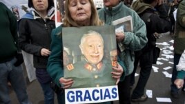 Демонстрация поклонников Пиночета в Сантьяго. 10 июня 2012 года