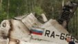 Работа спасательных служб на месте жесткой посадки на автотрассе в 15 км от взлетно-посадочной полосы аэропорта Петрозаводска