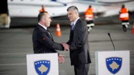 Kryeministri Hashim Thaçi priti në aeroportin e Prishtinës Ramush Haradinajn pas lirimit nga Haga.
