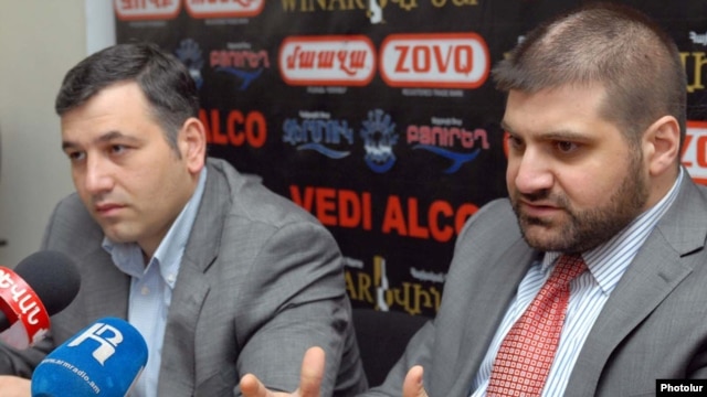 Armenia - Editor-in-chief of the "Zhamanak" daily Arman Babajanian (R) at a news conference in Yerevan, 28Mar2011
