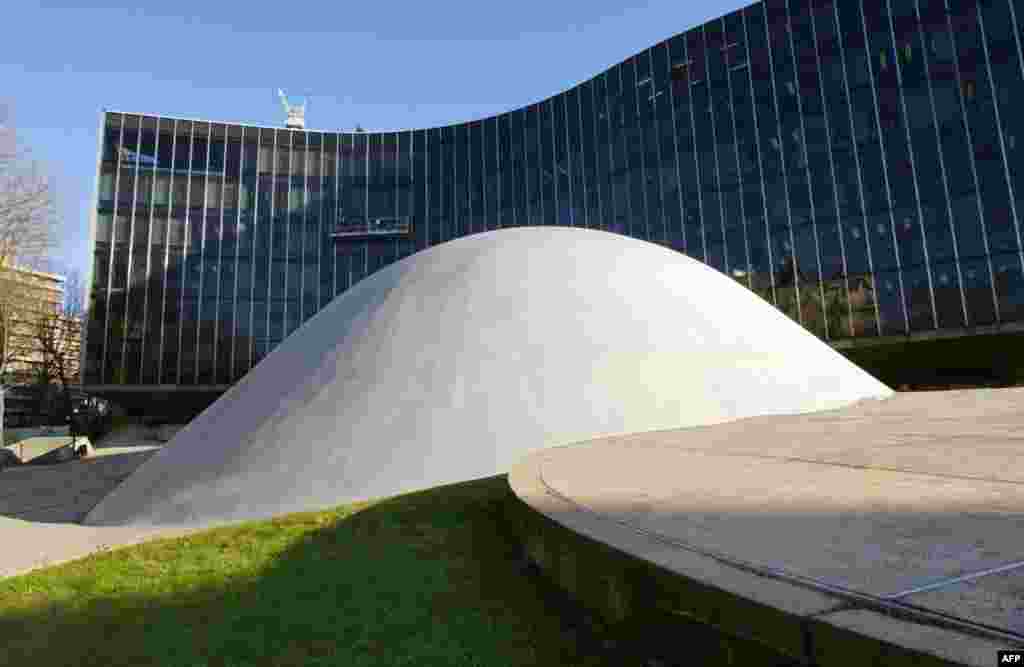 The French Communist Party (PCF) headquarters in Paris, designed in the 1980s. Niemeyer was well known for his support of communist ideals. His close friend Fidel Castro once joked that he and Niemeyer were "the last communists of this planet."