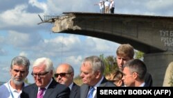 Министр иностранных дел Германии Франк-Вальтер Штайнмайер (второй слева) и министр иностранных дел Франции Жан-Марк Эйро во время визита в Славянск. Донецкая область, 15 сентября 2016 года.