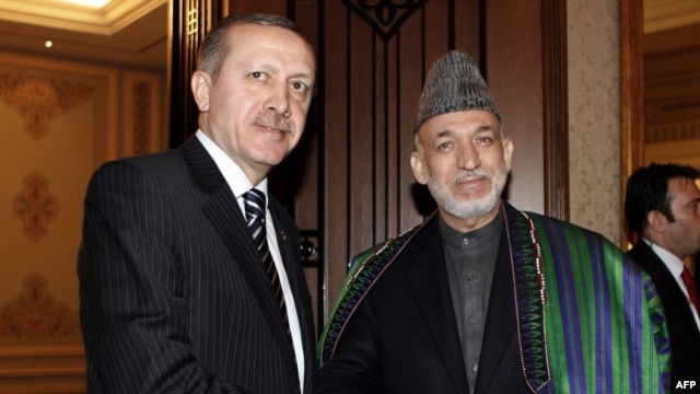 Turkish Prime Minister Tayyip Erdogan (left) with Afghanistan's President Hamid Karzai. (file photo)