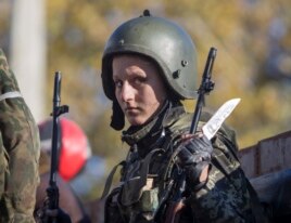 Соғысқа қатысып жатқан әйел сепаратист. Донецк, 4 қазан 2014 жыл.