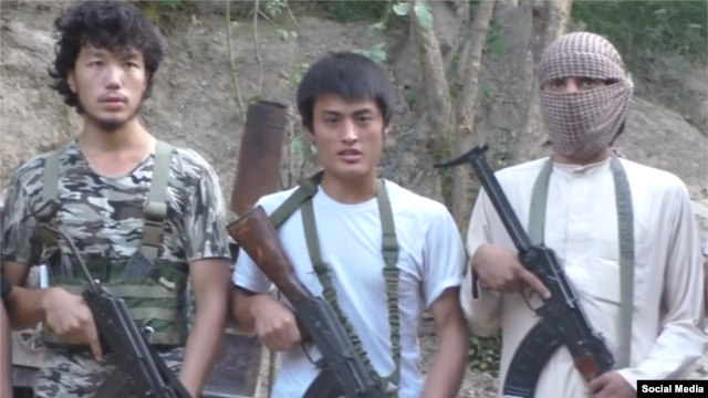 Кадр из пропагандистского видео экстремистской группировки «Исламское государство». В центре — парень, представившийся выходцем из Кыргызстана. 13 октября 2015 года.