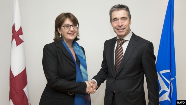 მაია ფანჯიკიძე და ანდერს ფოგ რასმუსენი ნატოს ბრიუსელის შტაბბინაში, 2012 წლის 5 დეკემბერი.