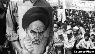A supporter holds a portrait of Ayatollah Khomeini in 1979 (photo by Reza Deghati) 