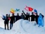 Чарада катнашучылар Сарыкамышның билгесез гаскәре "сыны" янында