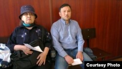 Гражданский активист Сюиндык Алдабергенов с матерью Казизой Алдабергенкызы в зале заседания апелляционной коллегии Алматинского городского суда. Алматы, 25 мая 2016 года.
