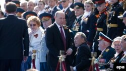 Президент России Владимир Путин рядом с президентом Казахстана Нурсултаном Назарбаевым. Москва, 9 мая 2016 года.