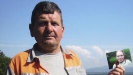Makalić drži portret djevojke koja je držana u ropstvu najmanje osam godina