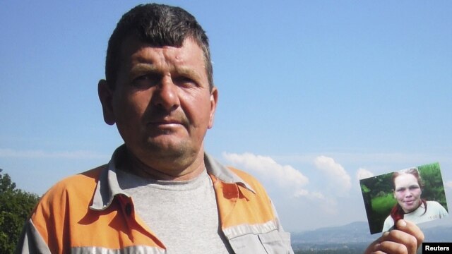 Makalić drži portret djevojke koja je držana u ropstvu najmanje osam godina