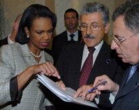 Secretary Rice (left) speaking with other delegates to the Rome conference on July 25 (epa)