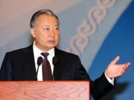 Президент Курманбек Бакиев Ынтымак курултайында сөз сүйлөөдө.