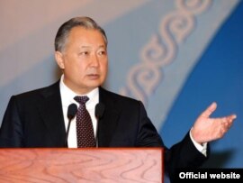 Президент Курманбек Бакиев Ынтымак курултайында сөз сүйлөөдө.