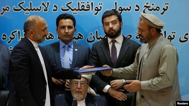 امضای توافقنامه صلح توسط حکومت و حزب اسلامی