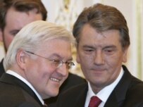 President Viktor Yushchenko (right) with German Foreign Minister Frank-Walter Steinmeier in Kyiv on February 6 (epa)