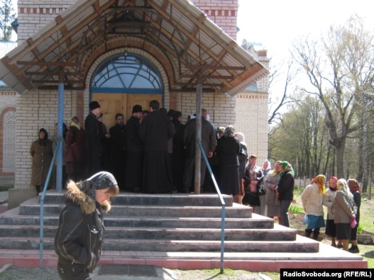 Громади православних церков Московського та Київського патріархату не можуть потрапити до церкви, тому проводять богослужіння у дворі