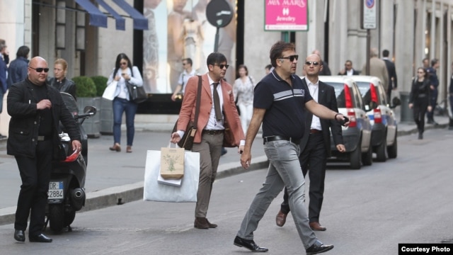 Georgian President Mikheil Saakashvili (right) shops in Milan. (Photo courtesy of Georgian newspaper "Alia")